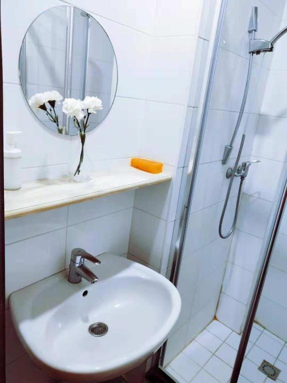 Cozy With Share The Bathroom And Kitchen Habitación en casa particular *